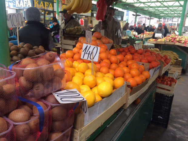 Тезге на пијацама пуне робе, нема купаца